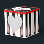 Pianotangentbord med hjärta presentaskar<br><div class="desc">Vitt hjärta med nygifta namn på pianotangentbord.</div>