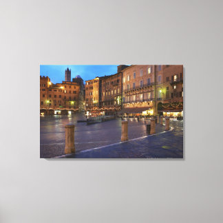 Piazza Del Campo vid dusk, Siena. Canvastryck