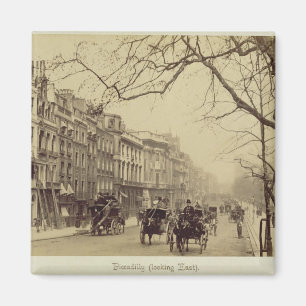 Piccadilly belägen mitt emot öster, (sepiafotoet magnet
