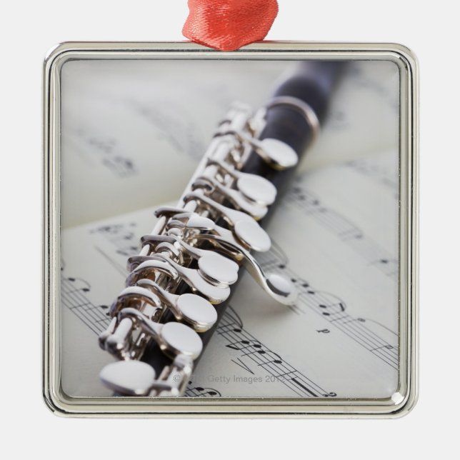 Piccolo på en ställning julgransprydnad metall (Framsidan)