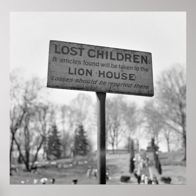 Pick Up Lost Children at the Lion House: 1943 Poster (Framsidan)