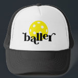 Pickle Baller Funny Black and White Keps<br><div class="desc">Lustigt truckerkeps svart,  vit och gult med färg-pickleball-ikon som kan redigeras med ljus gult och "mindre" i ett trendig bouncy serif-blockteckensnitt,  perfekt för pickleball-spelaren.</div>