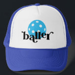 Pickle Baller Funny Blue Keps<br><div class="desc">Lustigt blekblå och cyan-truckerkeps med den ljusa gult-redigerbara färg-pickleball-ikonen och "baller" i ett trendigets bouncy serif-blockteckensnitt,  perfekt för pickleball-spelaren.</div>