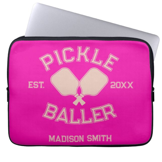 Pickle Baller Pickleball Collegiate Typography Laptop Fodral (Framsidan)