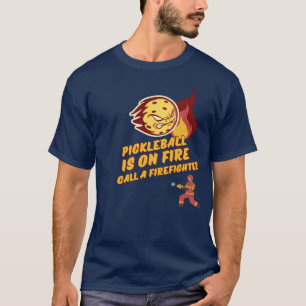 Pickleball är i brand - ring en brandman t shirt