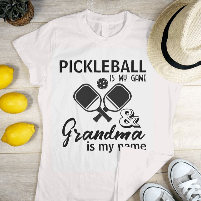 Pickleball är min mormor i Namn T Shirt (Skapare uppladdad)