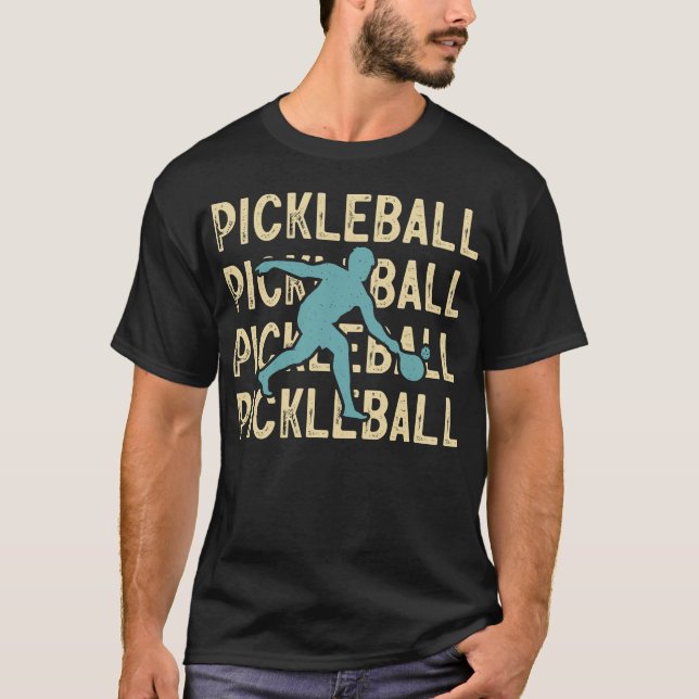 Pickleball fem gånger med en spelare som träffar b t shirt (Framsida)