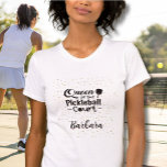 Pickleball Gal Queen of the Court Bella Canvas T Shirt<br><div class="desc">Ja,  det finns en drottning av pickleball i ditt liv som skulle njuta av den här roligten Bella Canvas t-shirt som gåva. Ja,  drottning av Pickleball Court med mycket glam och lite glitter och personlig med hennes namn. Alla designfrågor,  skicka bara en chatta så hjälper vi gärna till.</div>