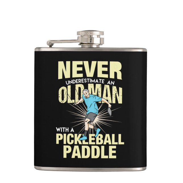 Pickleball - Gammal Man Med En Pickleball-paddel Fickplunta (Framsidan)