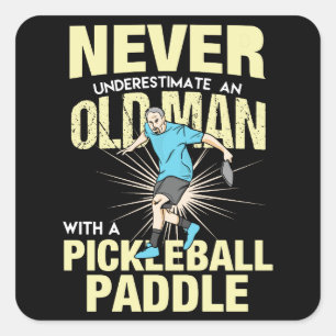 Pickleball - gammal man med en pickleball-sadel fyrkantigt klistermärke