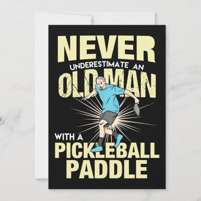 Pickleball - gammal man med en pickleball-sadel inbjudningar (Framsida)