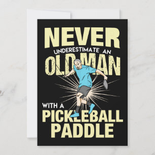 Pickleball - gammal man med en pickleball-sadel inbjudningar