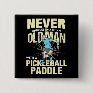 Pickleball - gammal man med en pickleball-sadel knapp
