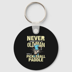 Pickleball - gammal man med en pickleball-sadel nyckelring