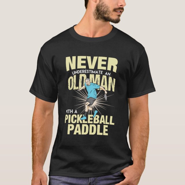 Pickleball - gammal man med en pickleball-sadel t shirt (Framsida)