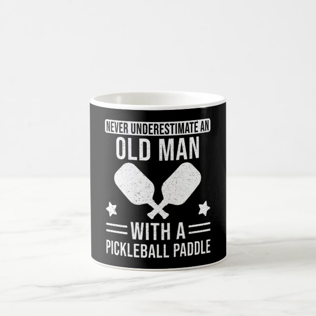 Pickleball Gift underskattar aldrig en gammal man Kaffemugg (Center)