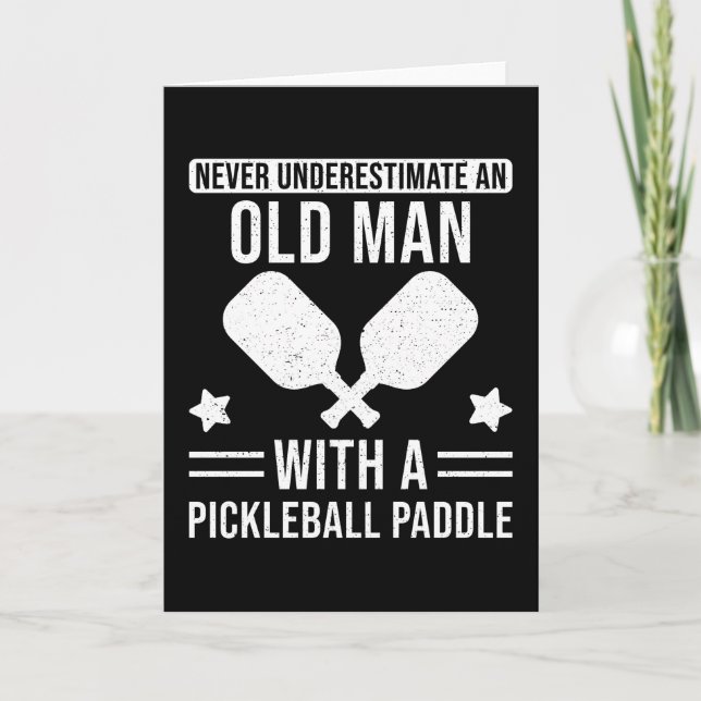 Pickleball Gift underskattar aldrig en gammal man Kort (Framsida)