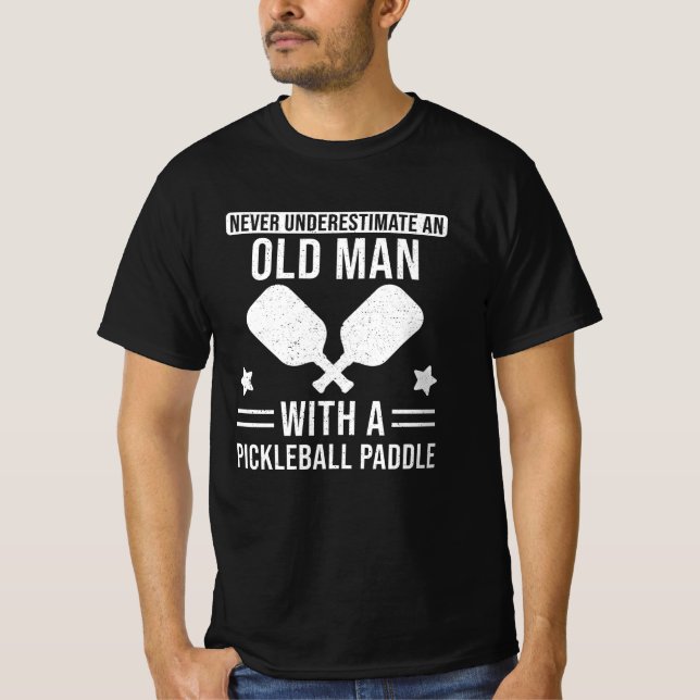 Pickleball Gift underskattar aldrig en gammal man T Shirt (Framsida)