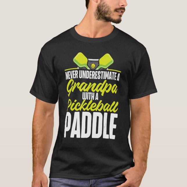 Pickleball Grandpa underskattar aldrig morfar W T Shirt (Framsida)
