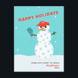 Pickleball Holiday Julskämtsam Snowman-kort Helg Vykort<br><div class="desc">Dina familjemedlemmar och vänner kommer att skratta när de ser detta pickleball-snowman-julkort! I rött,  blått och vitt. Texten under snömannen kan anpassas. En del av en samling från Parcel Studios.</div>