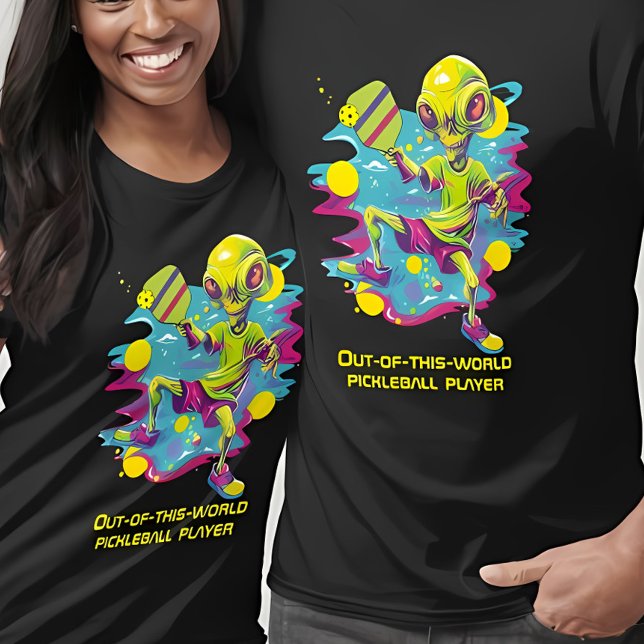 Pickleball-invaderaren T Shirt (This t-shirt is pickleball meets intergalactic domination!)