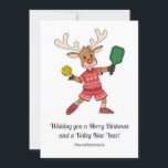 Pickleball-julrenare, Anpassningsbar Text Julkort<br><div class="desc">Fira helgdagarna i pickleball stil med det här julkortet i roligt som belyser en lekfull pickleball renare. Det är fullt anpassade med dina meddelanden på framsidan och baksidan. Det här kortet är perfekt för pickleball-entusiaster, klubbar och tränare. Det är ett roligt sätt att nöjet med spelet med dem som kärlek...</div>