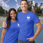 Pickleball Klubb Paddle, Boll, Namn-nummer på baks T Shirt<br><div class="desc">En pickleball t-shirt med korsade Pickleball Paddles, boll och text på framsidan och namn och nummer på baksidan. Perfekt för klubbar, pickleball-lag eller bara för roligt. Lägg till klubben namn, namn, stad, stat, turneringsuppgifter osv. - spelar ingen roll som du vill ha. Se även vår större logotyp som passar över...</div>