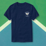 Pickleball Klubb Pickleball Paddle & Boll Anpassni T Shirt<br><div class="desc">Vet du vem som gör det, kärlek? Sedan är det här skjortan med perfekt som innehåller korsade pickleball-paddlar, en gult-pickleball och tre linjer av din egen anpassningsbar - lägg till klubb namn, spelare namn, stad, stat, turneringsdetaljer osv. - spelar ingen roll som du vill ha. Se även vår större logotyp...</div>