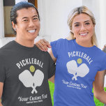 Pickleball Klubb Pickleball Paddle & Boll Anpassni Tee Shirt<br><div class="desc">Vet du vem som gör det,  kärlek? Det här är perfektens skjorta som har korsade pickleball-paddlar och en gult-pickleball. Lägg till två linjer av din egen anpassningsbar - lägg till klubb namn,  spelare namn,  stad,  stat,  turnering osv. - spelar ingen roll som du vill ha.</div>