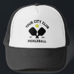 Pickleball Klubb Team Player Anpassningsbar Pickle Keps<br><div class="desc">Kliv på pickleball-domstolen här i toppen coola med korsade pickleball-paddlar, boll och din anpassningsbar. Ändra enkelt ordalydelsen så att den inkluderar din pickleball klubb namn, team namn, stad/plats eller valfri ordalydelse. Ändra även teckensnitt och grafik-färgen - klicka bara på Redigera/anpassa. Gör en fantastisk-gåva till din favoritpickleball-spelare, lagkläder, pickleball resa, turneringspris...</div>