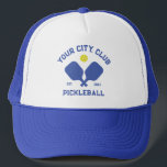 Pickleball Klubb Team Player Anpassningsbar Pickle Keps<br><div class="desc">Kliv på pickleball-domstolen här i toppen coola med korsade pickleball-paddlar, boll och din anpassningsbar. Ändra enkelt ordalydelsen så att den inkluderar din pickleball klubb namn, team namn, stad/plats eller valfri ordalydelse. Ändra även teckensnitt och grafik-färgen - klicka bara på Redigera/anpassa. Gör en fantastisk-gåva till din favoritpickleball-spelare, lagkläder, pickleball resa, turneringspris...</div>