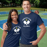 Pickleball Klubb Team Player Anpassningsbar Pickle T Shirt<br><div class="desc">Kliv på pickleball-domstolen i fantastisk t-shirt med korsade pickleball-paddlar, boll och anpassningsbar. Ändra enkelt ordalydelsen så att den omfattar din pickleball klubb namn, spelare namn, team namn, stad/plats eller valfri ordalydelse. Ändra även teckensnitt och grafik-färgen - klicka bara på Redigera/anpassa. Gör en fantastisk-gåva till din favoritpickleball-spelare, lag, pickleball-turneringspris, resa-pickleball-gåva och...</div>