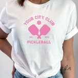 Pickleball Klubb Team Player Anpassningsbar Pickle T Shirt<br><div class="desc">Kliv på pickleball-domstolen här i toppen coola t-shirt med korsade pickleball-paddlar, boll och din anpassningsbar. Ändra enkelt ordalydelsen så att den inkluderar din pickleball klubb namn, team namn, stad/plats eller valfri ordalydelse. Ändra även teckensnitt och grafik-färgen - klicka bara på Redigera/anpassa. Gör en fantastisk-gåva till din favoritpickleball-spelare, lag, pickleball-turneringspris, resa-pickleball-gåva...</div>
