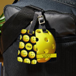 Pickleball Mönster Monogram Namn Bagagebricka<br><div class="desc">Golden gult-pickleball mönster mot färg-bakgrunden (i svart) och monogrammat med en eller två initialer på ena sidan och namn eller annan text på andra sidan i ditt val av teckensnitt stilar och färger. Perfekt gåva till dig själv eller den som du vet vem som är galen i spelet. ASSISTANS: Om...</div>
