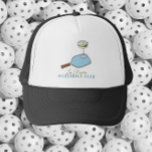 Pickleball och martini grafisk klubb keps<br><div class="desc">Visa av kärlek för pickleball och cocktails med den här snyggtens klubb som har en roligt och unik grafik! Hatten skryter med en lekfull design som kombinerar en pickleball-paddel och boll med ett klassiskt martinistiskt glas och blandar spelets upphetsning med elegansen i din favoritdryck. Den här väven är gjord av...</div>