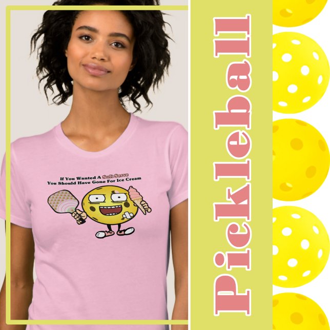 Pickleball om du vill ha mjuk  jacka på isgam t shirt (pickleball soft serve yellow pickleball with strawberry ice creram)