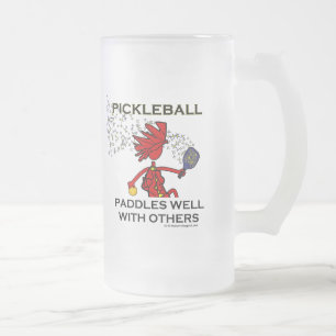 Pickleball paddlar väl med andra frostat ölglas