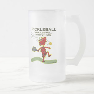Pickleball paddlar väl med andra frostat ölglas
