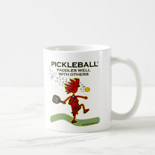 Pickleball paddlar väl med andra kaffemugg