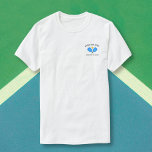 Pickleball Paddles Klubb Team Logotyp Anpassningsb T Shirt<br><div class="desc">Plockskjorta med 2 blå betongpaddlar och boll och 2 linjer anpassningsbar text. Perfekt för en klubb med pickleball t-shirt,  pickleball partners/lagkamater - underbar för turnering eller Rec play.</div>