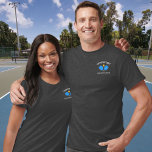 Pickleball Paddles Klubb Team Logotyp Anpassningsb T Shirt<br><div class="desc">Plockskjorta med 2 blå betongpaddlar och boll och 2 linjer anpassningsbar text. Perfekt för en klubb med pickleball t-shirt,  pickleball partners/lagkamater - underbar för turnering eller Rec play.</div>