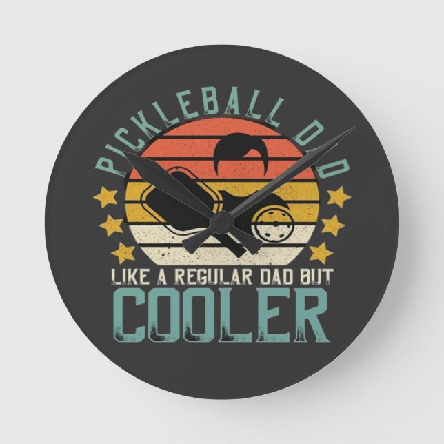 Pickleball Pappa Liksom En Vanlig Pappa Men Coolar Rund Klocka (Framsida)