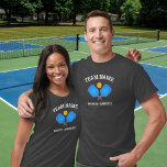 Pickleball-partners som matchar Pickleball Tournam T Shirt<br><div class="desc">Plockskjorta med roligt och två linjer anpassningsbar med två blå betespadlar. Perfekt för pickleball-partners/lagkamater - underbar för turnering.</div>