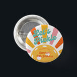 Pickleball Party Colorful Retro Sol sprängt Anpass Knapp<br><div class="desc">Roligt för nästa pickleball party. Konstruktionen har färgstark reflexboll sol med sunburst rand markerad med en "sol"-pickleball och ord "Låt oss Pickle" i ett roligt. Lägg till anpassningsbarna för att anpassa den. Underbar för en vuxen eller barn-födelsedagsfest, plockleball helg-insamling, komma undan, turnering eller vardaglig roligt. Pickleball - den bästa idrotten...</div>
