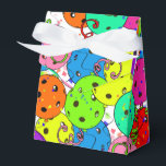 Pickleball Party-konfetti och Pickleball-ballar Presentaskar<br><div class="desc">Festive pickleball party-presentväska för valfri pickleball-spelare med färgfulla konfetti- och pickleball-ballonger på vit bakgrund. Blå, röda, ljusa gröntar, gult, rosa och lila ballonger tillverkade av pickleball bollar. Färgfull pickleball-temad födelsedag, årsdag, tack, slutet på rec-säsongen party, grattisar, tuffelpresentsäck för din pickleball-älskande mamma, pappa, morbror, moster, bror, syster, granne, morfar, mormor, make,...</div>