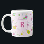 Pickleball Player-gåva för hennes Rosa Personlig Jumbo Mugg<br><div class="desc">Denna pulserande och vismaktiga, klara pastellpickleball mugg är perfektens tillbehör till alla pickleballentusiaster som vill lägga till en liten bit färg och roligt till sina dagliga koffeinrutiner. Anpassad med den första av dina val. Med en roligt som är utformad med betlekulfraser som "dink!" och "låt oss pickle!" tillsammans med pickelball-paddlar...</div>