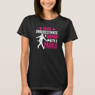 Pickleball Player idrottar en kvinna med sadel T Shirt