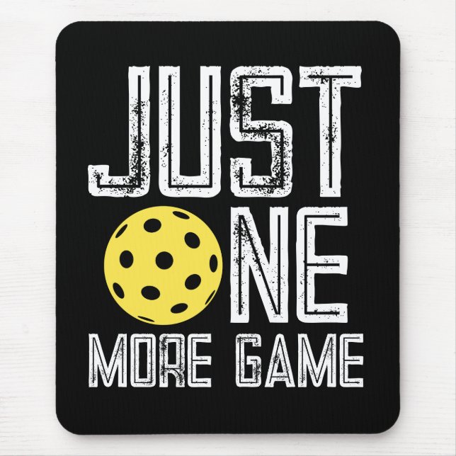 Pickleball Player "Just One More Game" Musmatta (Framsidan)