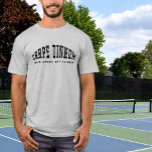 Pickleball Pun Carpe Dinkum Funny Modern Citat T Shirt<br><div class="desc">Roligtens design har "CARPE DINKUM"-betongpun i en snyggtens böjda texteffektdesign. Det är en underbar dag att spela upp eller att använda textmallen anpassningsbar som gör att du kan anpassa påstående ytterligare. Det är passande att flyttas till pickleball-skjortor för kvinnor och barn. Väljer du den här unika gåvan. Komponenterna i den...</div>