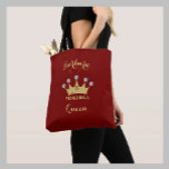 Pickleball Queen Glam Glitz Monogram Namn Guld Tygkasse<br><div class="desc">Pickleball Gal - Roligt Glitz Glam Guld Diamonds på hennes Krona - hon kommer att bli vinnare med denna speciella tote-väska - gör verkligen henne till domstolens drottning - Glamoriserad med guld krona och bara lite "överst", men redo att spela sitt spel. Det här är en underbar gåva till pickleball...</div>